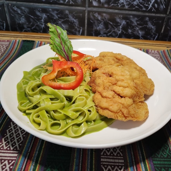 tallarin al pesto con pollo crispy 